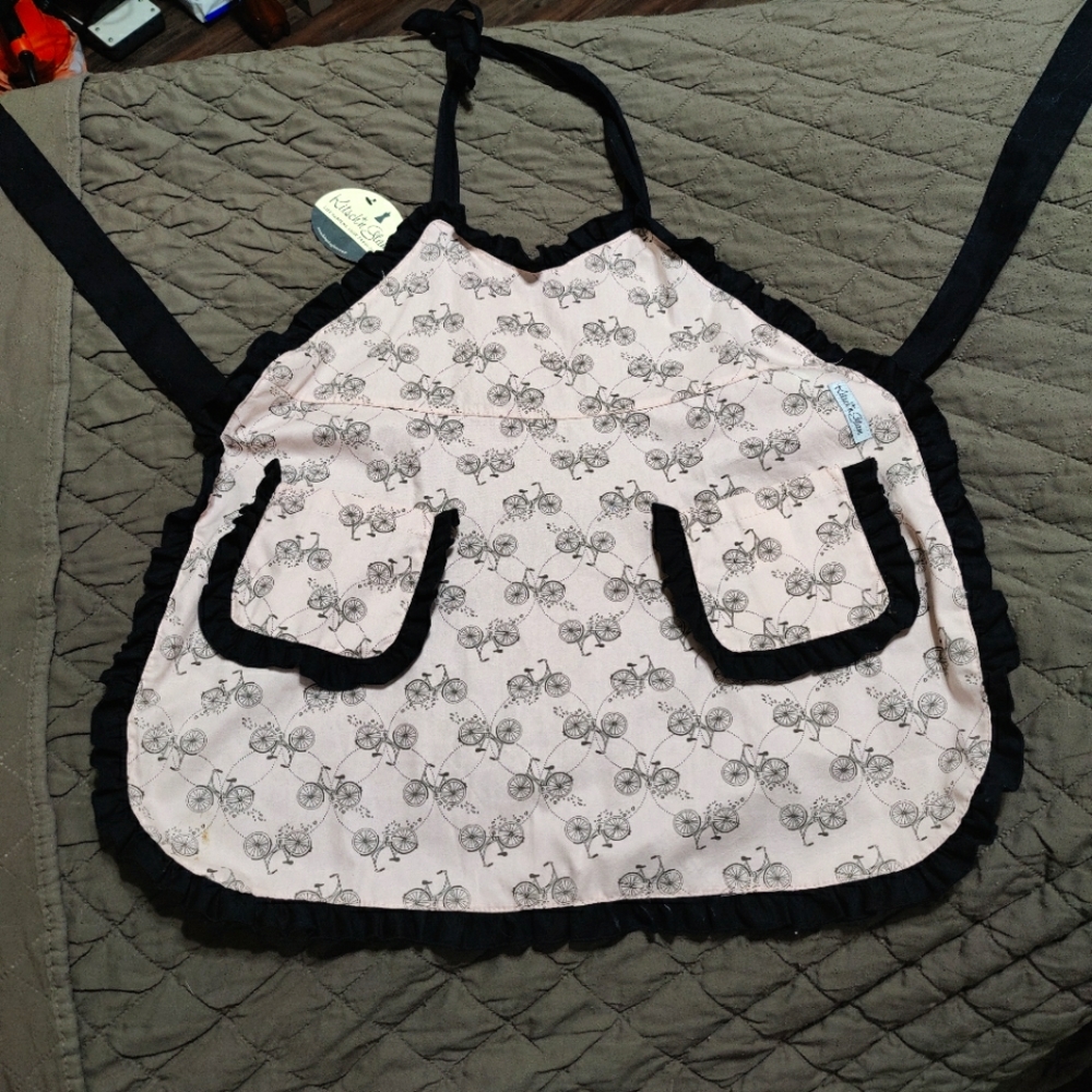 NWT "Kitsch*n Glam" Pretty in Pink Apron with Bicycle 🚲 print 😍🩷🖤🤍
